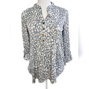 NEW DIRECTIONS Leopard print henley in thick textured gauze grey/white. Size sma